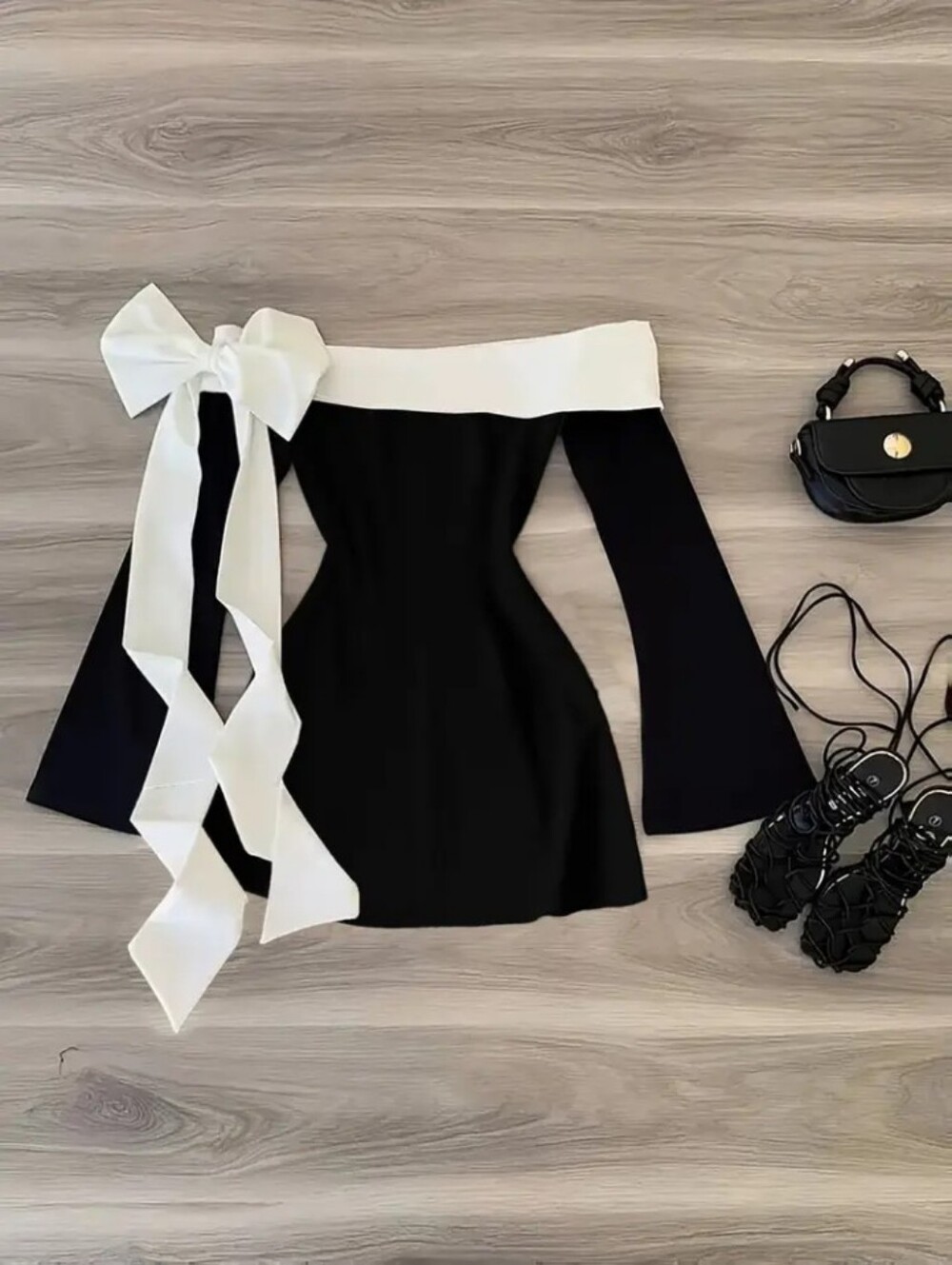 A Stylish Women'S Dress with Contrasting Colors, Featuring a Diagonal Shoulder